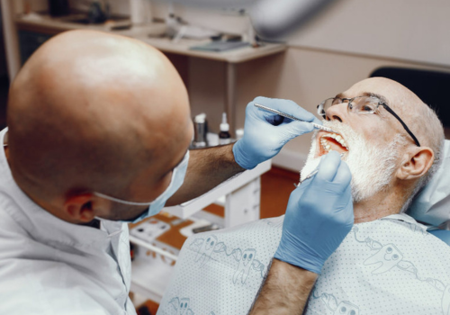 El 72% de los adultos mayores presenta recesión gingival