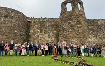 Lugo encheuse de flores contra o cancro de mama